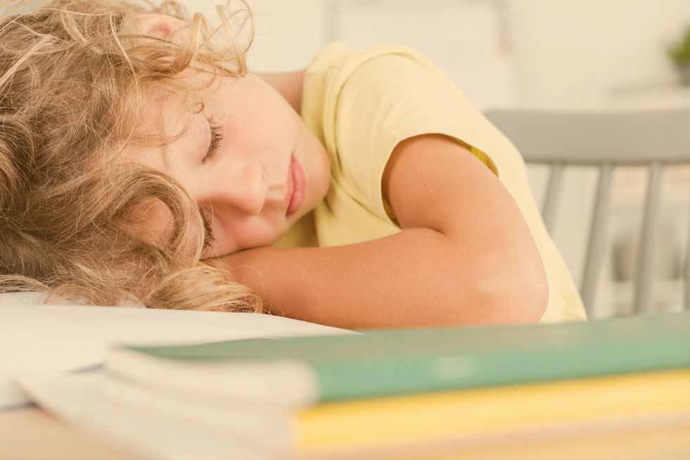 niña durmiendo en la mesa | psicología infantil | parada psicología | psicólogo infantil Madrid | psicoterapia infantil